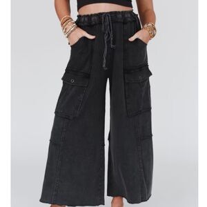 NWOT wide leg cropped pants size small.